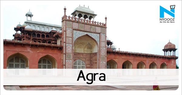 Agra Fire: आगरा में कपड़ा शोरूम में लगी भीषण आग, स्थानीय लोगों ने हाथों का जाल बनाकर बचाई बेटी की जान