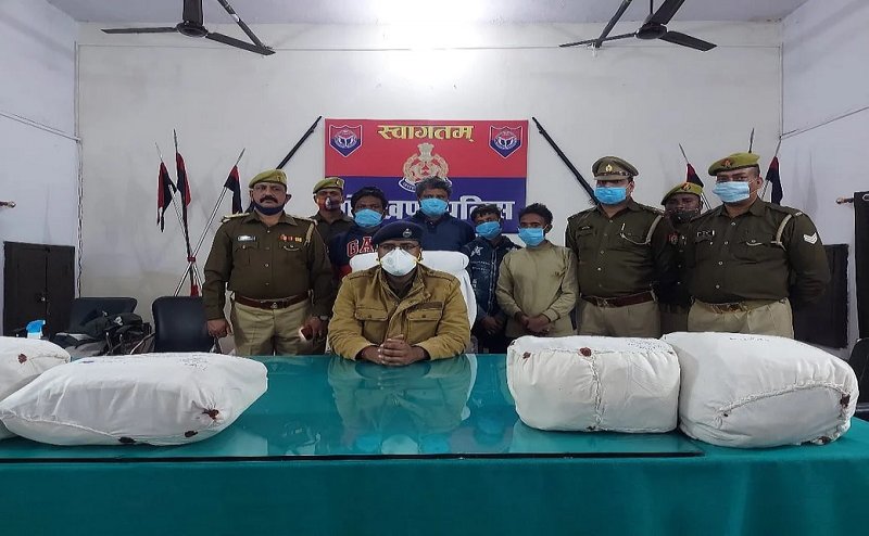 गोरखपुर पुलिस ने पांच क्विंटल गांजे के साथ 9 लोगों को किया गिरफ्तार