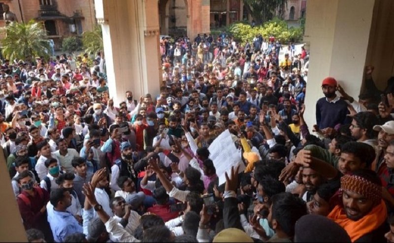 इविवि में ऑफलाइन परीक्षाओं के विरोध में छात्रों ने परीक्षा नियंत्रक का दफ्तर घेरा, निकाला जुलूस