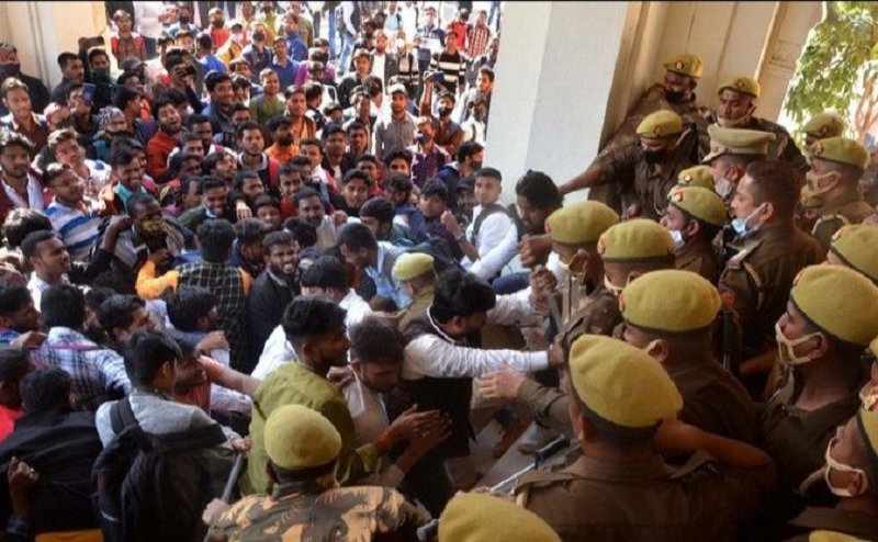 इलाहाबाद विवि में ऑफलाइन परीक्षा के विरोध में छात्रों ने किया प्रदर्शन, विश्वविद्यालय के गेट पर जड़ा ताला