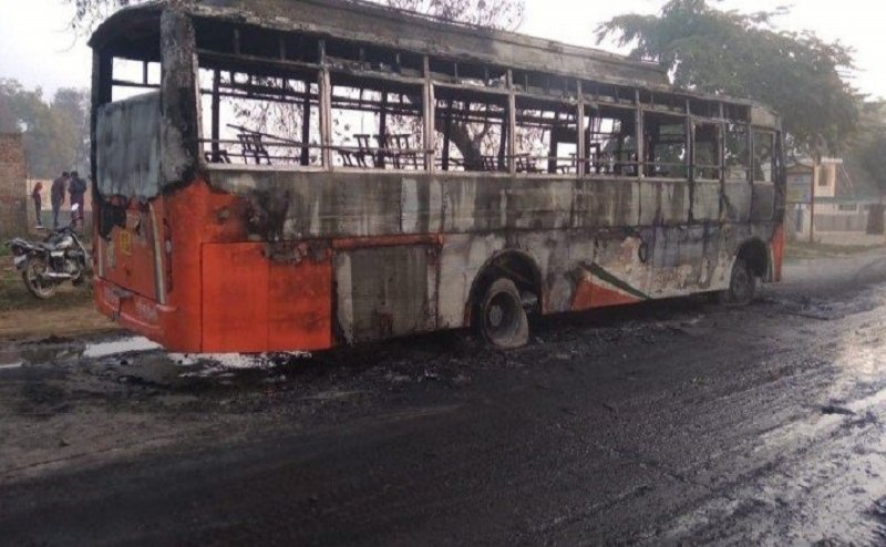 कासगंज डिपो में खड़ी बस में शॉर्ट सर्किट से लगी आग, यात्रियों ने खिड़कियों से कूदकर बचाई जान