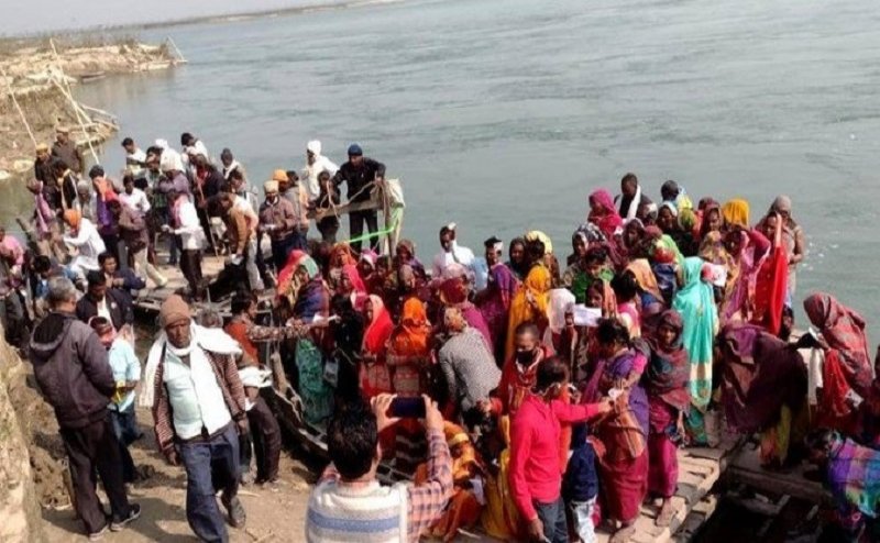 लखीमपुर खीरी में मोहाना नदी पार कर 350 ग्रामीणों ने डाला वोट, तस्वीरें आयीं सामने