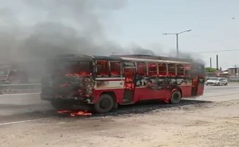 यूपी रोडवेज की बस में लगी आग, यात्रियों ने खिड़की से कूदकर बचाई जान
