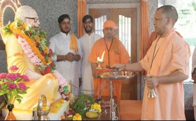 गुरु पूर्णिमा पर सीएम योगी आदित्यनाथ ने की विशेष पूजा, अपने गुरु को रोट का प्रसाद चढ़ा लिया आशीर्वाद
