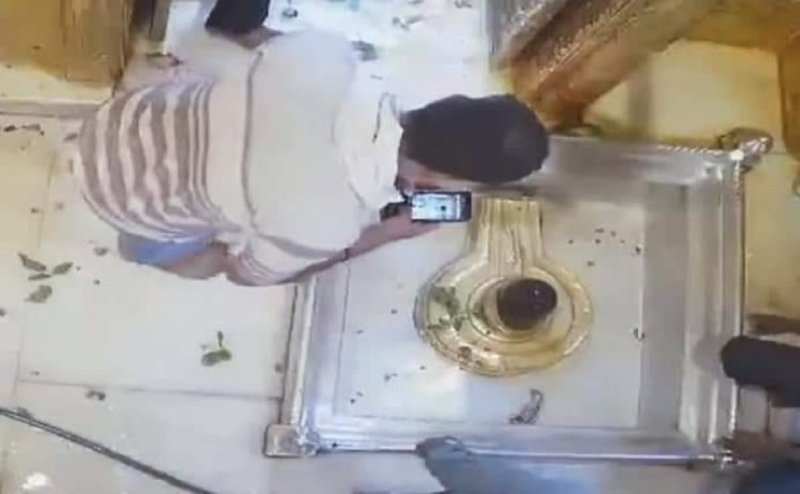श्रीकाशी विश्वनाथ के गर्भगृह में वीडियो कालिंग करते दिखे युवक, मचा हड़कंप