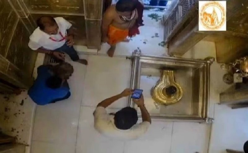 Kashi Vishwanath Viral Video: काशी विश्वनाथ के गर्भगृह का वीडियो हुआ वायरल, वीडियो कॉलिंग करता दिखा शख्स