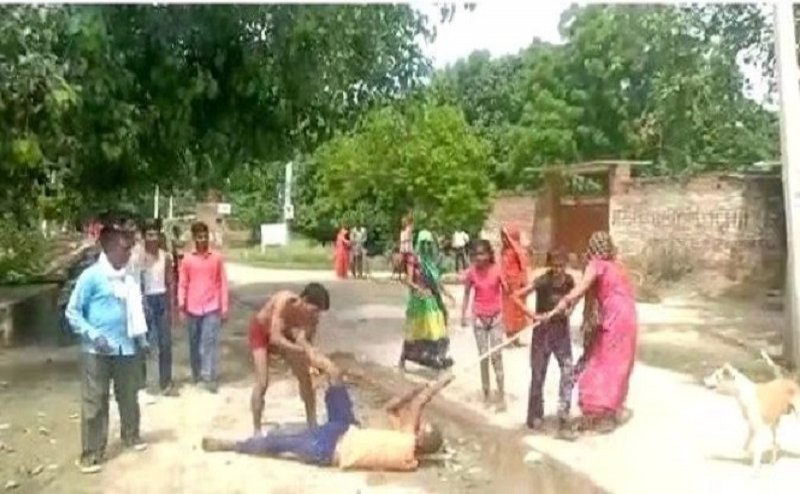 घाटमपुर में लट्ठबाज महिला का वीडियो हुआ वायरल, मजदूर के मजदूरी मांगने पर लाठी से पीटा