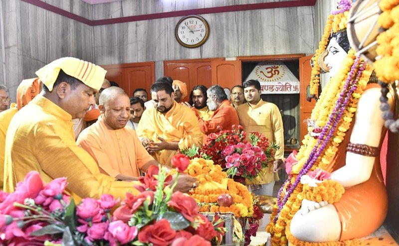 गोरखनाथ मंदिर में आयोजित समारोह में शामिल हुए सीएम योगी, बोले - मानवता का दिग्दर्शन है भगवान श्रीराम का जीवन