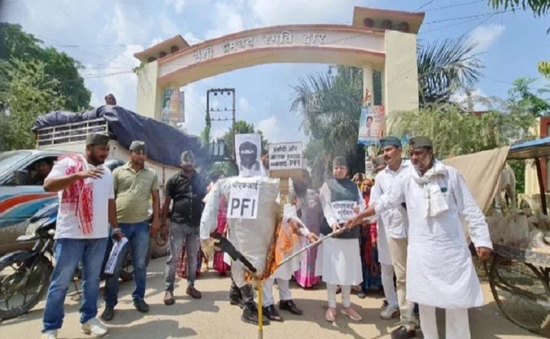 पीएफआई के विरोध में उतरी भारतीय अवाम पार्टी ने फूंका पुतला, बोली- देश को तोड़ना चाहती है, लगे आजीवन प्रतिबंध