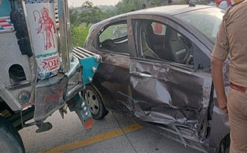 वाराणसी में नशे में धूत ट्रक चालक ने कार को मारी टक्कर, पुलिस ने किया गिरफ्तार, कार सवार सुरक्षित