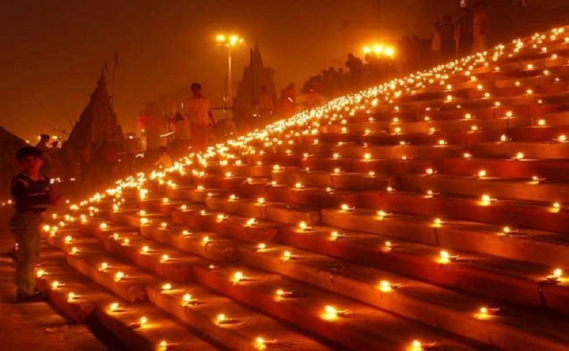 वाराणसी की देव दीपावली पर्यटकों का आकर्षण, छोटी से लेकर सभी बड़ी नावों की हुई फुल बुकिंग