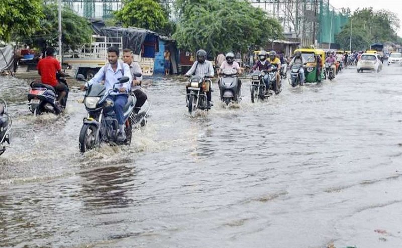 गोरखपुर में पिछले 24 घंटे से लगातार हो रही है बारिश, शहर के सभी सड़कों पर भरा पानी, फीका पड़ा दशहरे का मेला