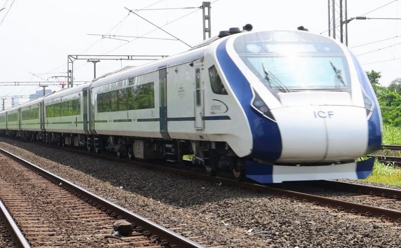 दिल्ली से वाराणसी जा रही वंदे भारत ट्रेन तकनीकी कारणों से हुई लेट, वापसी के लिए करीब छह घंटे देर से चलेगी ट्रेन
