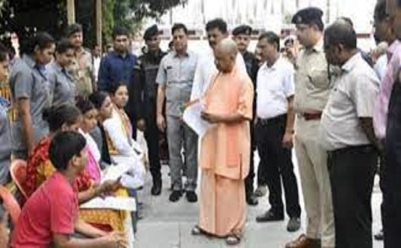 सीएम योगी ने गोरखनाथ मंदिर में लगाया जनता दरबार, अधिकारियों को दिए फरियादियों के साथ न्याय करने के आदेश