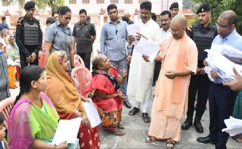 सीएम योगी ने गोरखनाथ मंदिर में किया जनता दर्शन, लोगों की समस्या का निस्तारण के लिए अधिकारियों को दिया आदेश