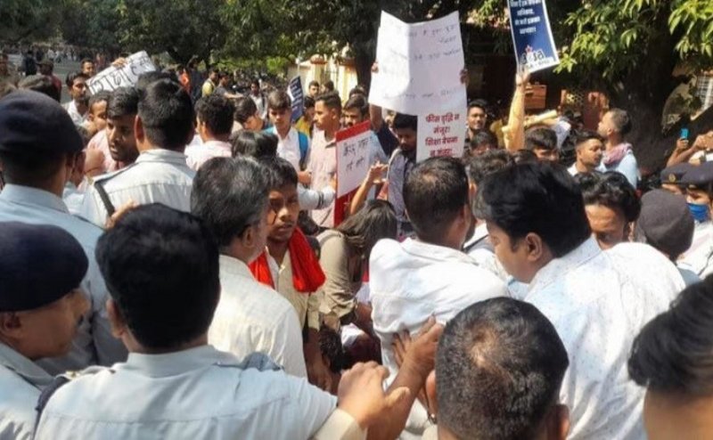 बीएचयू में फीस वृद्धि के खिलाफ छात्रों का हंगामा, छात्रसंघों साथ सेंट्रल ऑफिस का किया घेराव, सुरक्षाकर्मियों से हुई तकरार