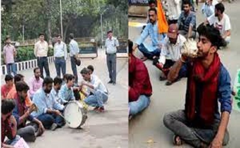 बीएचयू में फीस वृद्धि के खिलाफ प्रदर्शन कर रहे छात्रों ने धरनास्थल पर मनाया भाई दूज, वीसी के आवास पर बजाया ढोल-शंख
