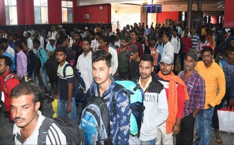 छठ के त्योहार में बढ़ती भीड़ को देखते हुए रेलवे प्रशासन ने बढ़ाई सुरक्षा व्यवस्था, आने-जाने वालों पर रखी जा रही नजर
