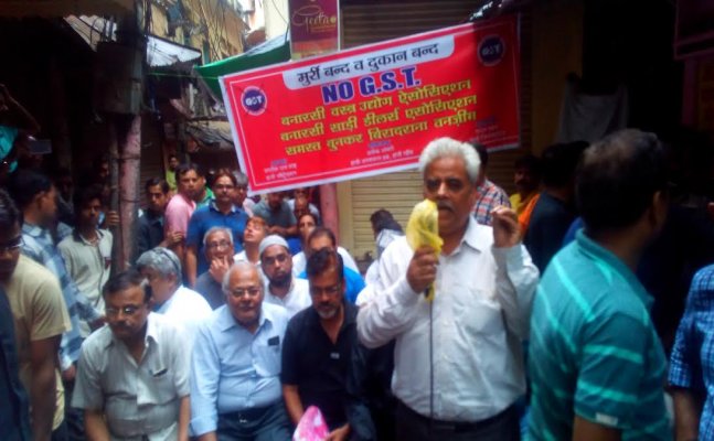 वाराणसी: जीएसटी के विरोध में व्यापारियों की हड़ताल, करघे बंद दुकानों पर लटके ताले