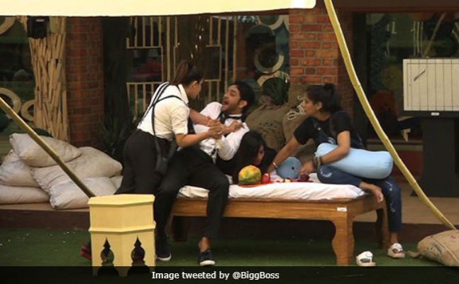 BB 11 preview Nov 1: Shilpa-Vikas fight, Akash raps Dhinchak style