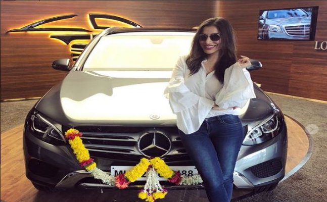 Sophie Choudry is now a proud owner of Mercedes worth 55 lakhs