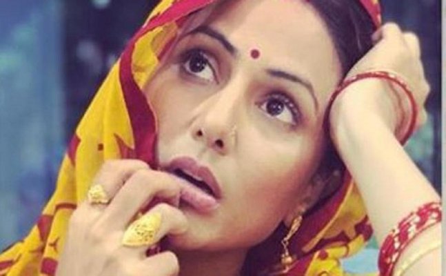 Hina Khan ditches modern avatar to look de-glam for first project 