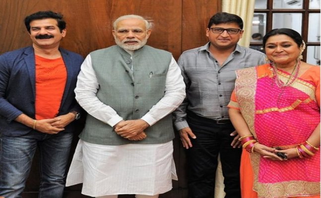 PM Modi meets ‘Khichdi’ cast and crew