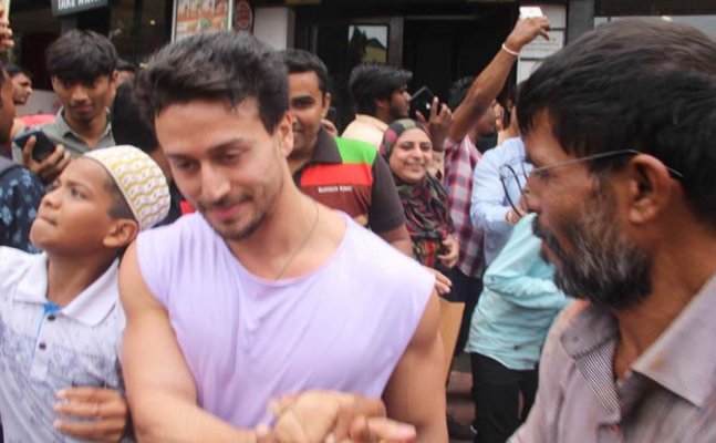 Tiger Shroff and Disha Patani BADLY mobbed by crowd