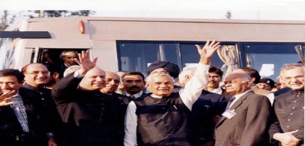 Vajpayee visits Pakistan on the maiden trip of a cross-border bus service
