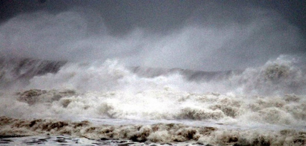 Major cyclone kills 10,000 people in India