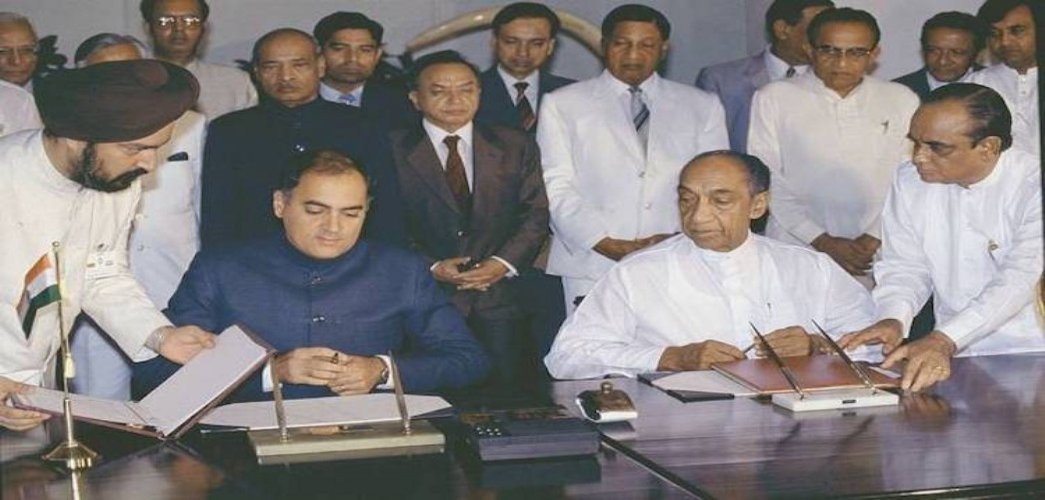 Rajiv Gandhi and J.R. Jayewardene sign the historic Indo-Sri Lanka accord