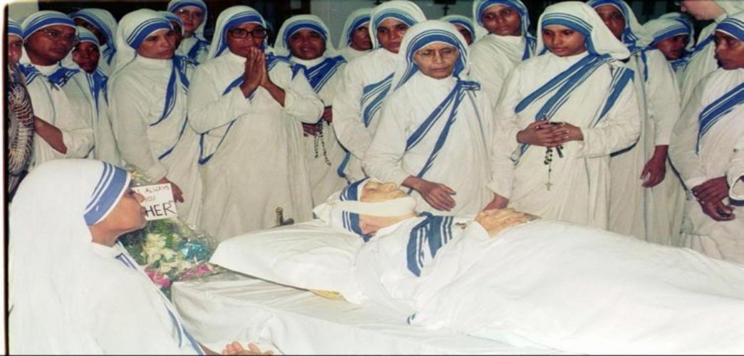 Mother Teresa of Calcutta dies of heart failure in Kolkata