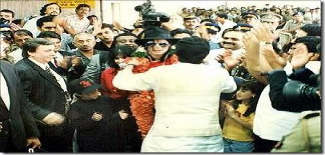 Michael Jackson arrives in India