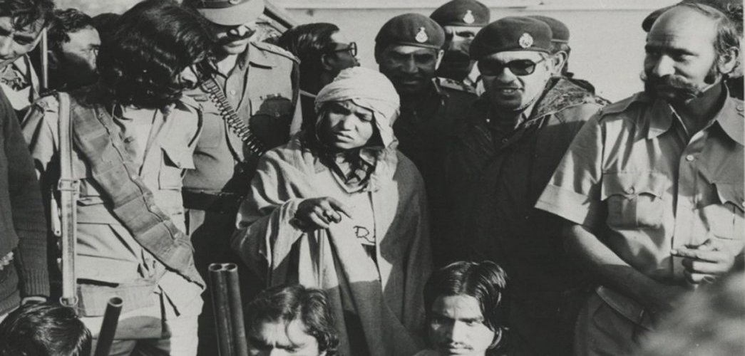 Bandit Phoolan Devi surrendered and joined politics