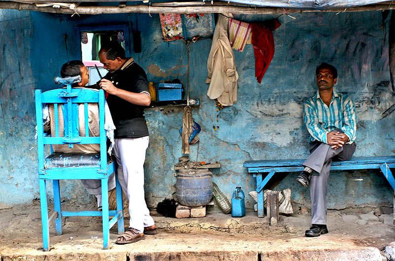 Cellphone Showroom Dalit brothers give door to door barber service: Mysore