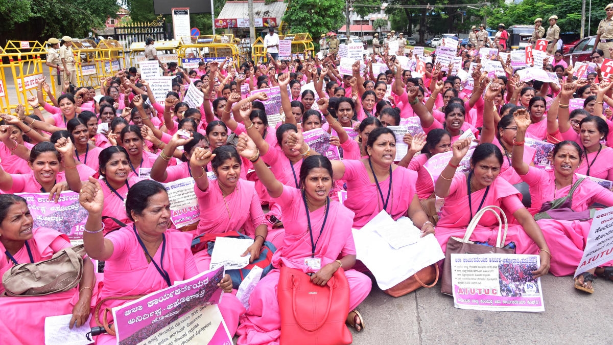 Asha workers staged protest against male doc for delivering baby in medical college 