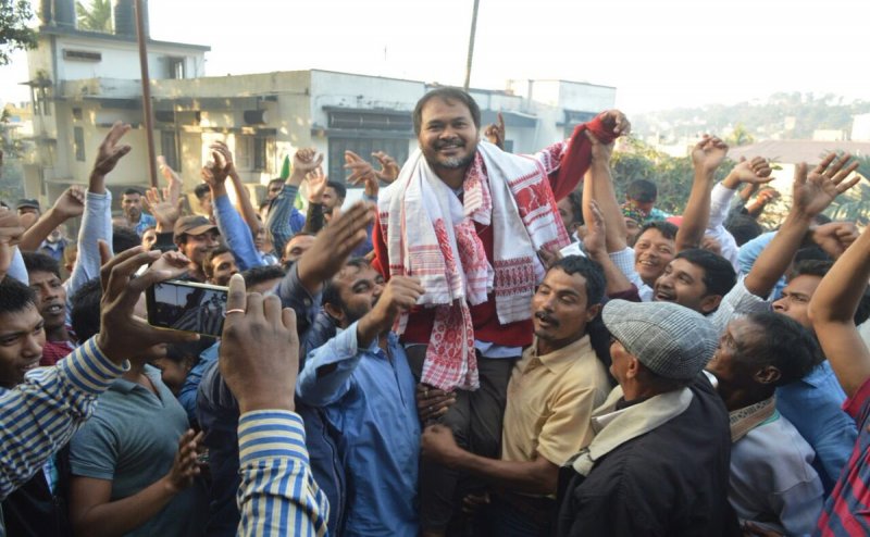 Guwahati: People rush to get a selfie with jailed Akhil Gogoi at Assam oath-taking ceremony