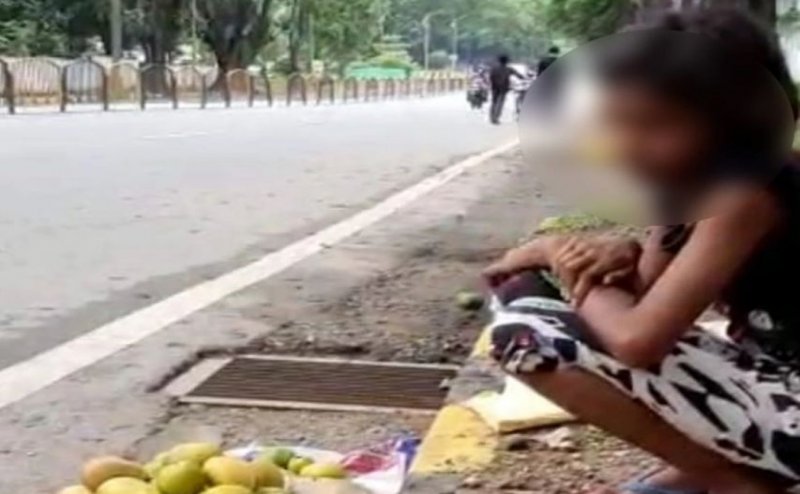 Little Girl Selling Mangoes gets 1.25 lakh in exchange of 12 Mango