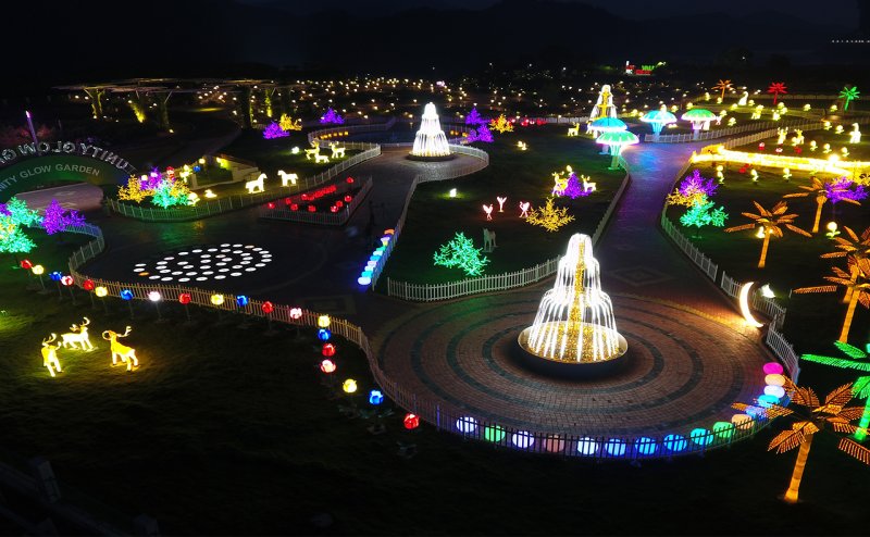 A must see: The illuminated Sardar Sarovar Dam and Statue of Unity dazzling with lights at night 
