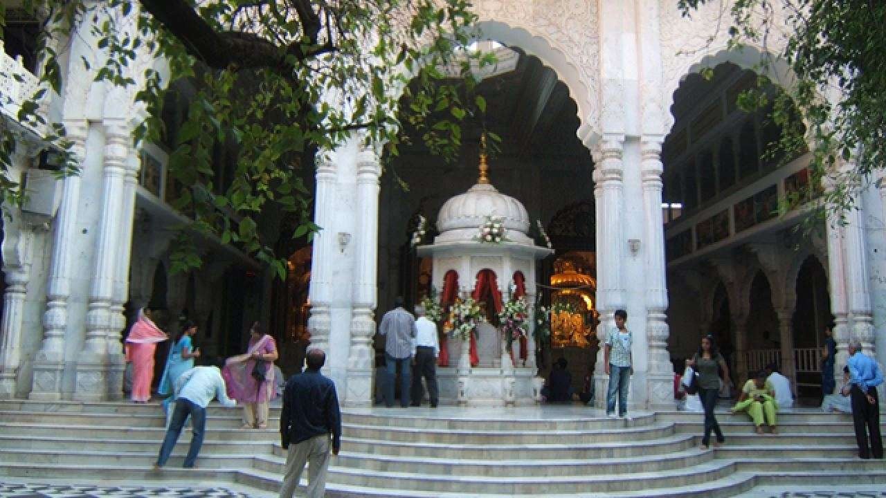 No more than 5 people allowed at a time to enter religious places in UP