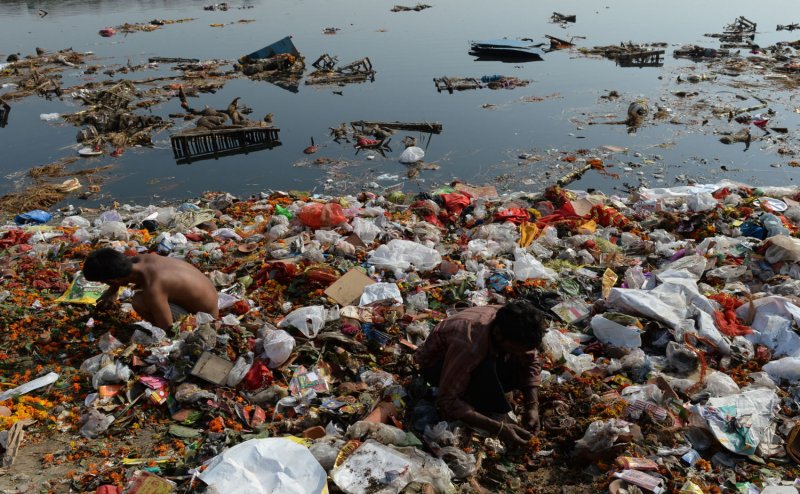 Culprits encouraging pollution in Mangalore, Garbage thrown into the river, Watch the Viral Video