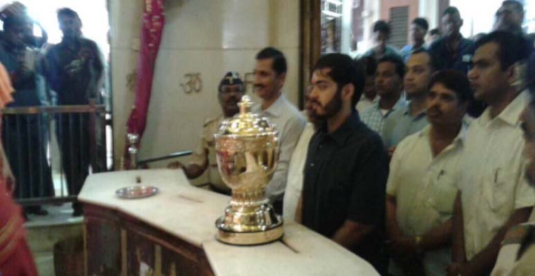 IPL2017: Anant Ambani visits Siddhivinayak Temple with trophy