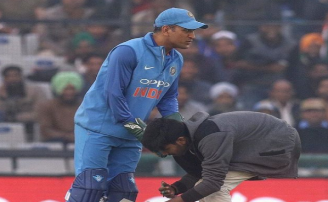 Fan runs out on field to touch Dhoni’s feet 