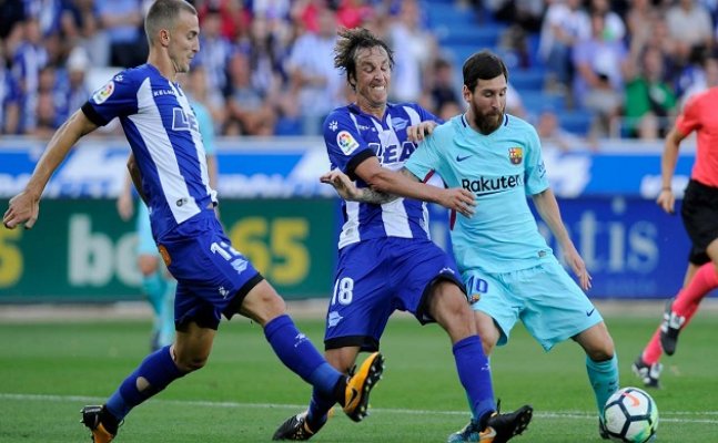 Barcelona defeats Alaves as Messi reaches incredible milestone